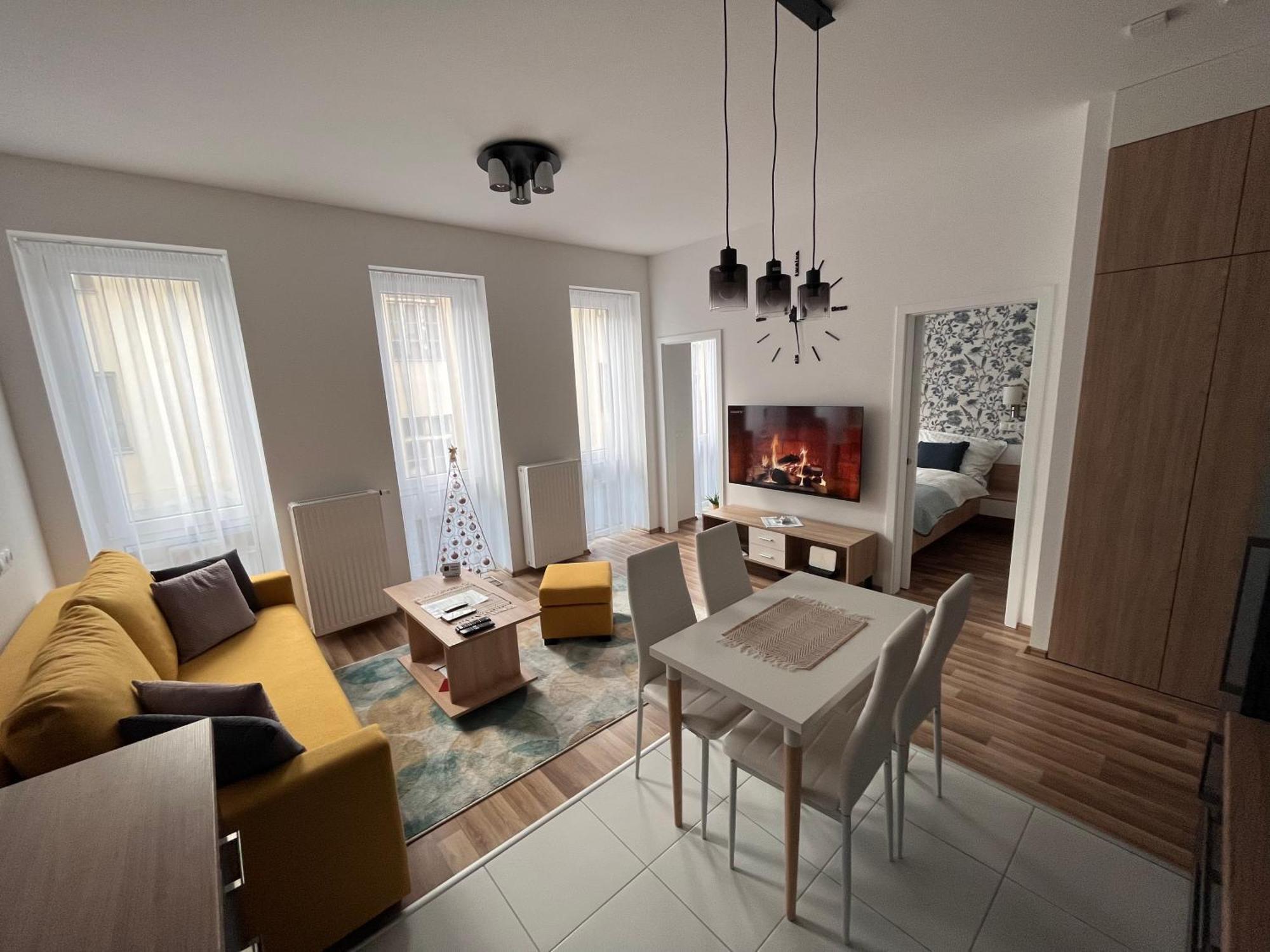 One Step Apartman - City Center With Self Check-In Szombathely Exterior photo