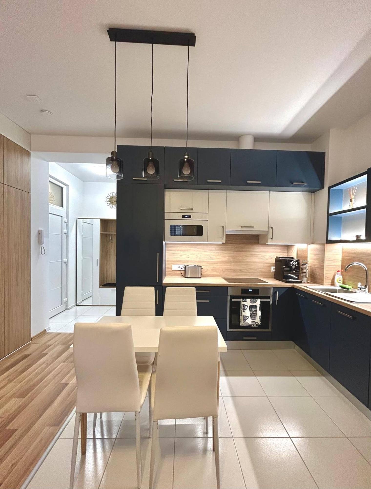 One Step Apartman - City Center With Self Check-In Szombathely Exterior photo